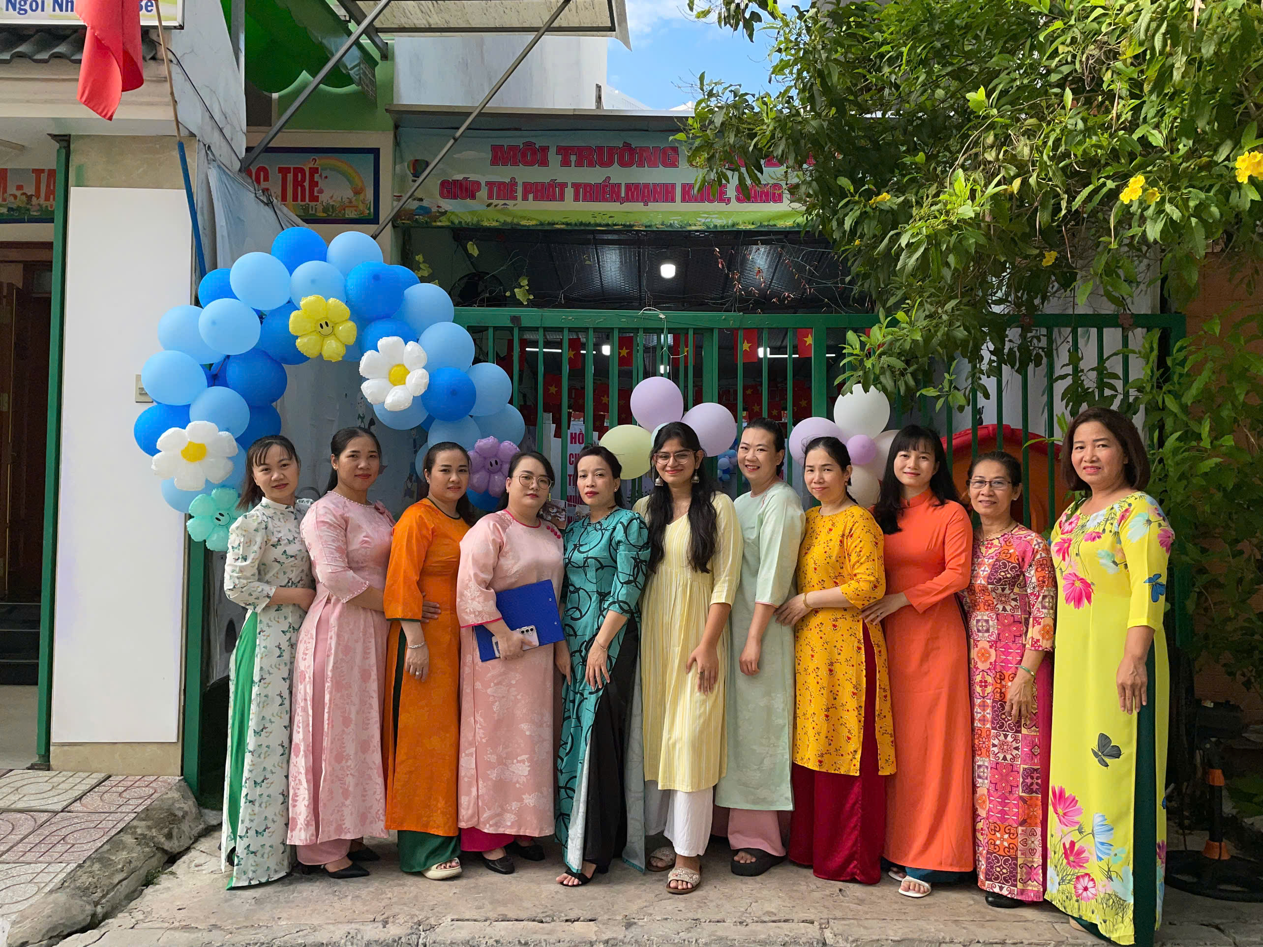 Tập thể giáo viên Ngôi Nhà Của Bé