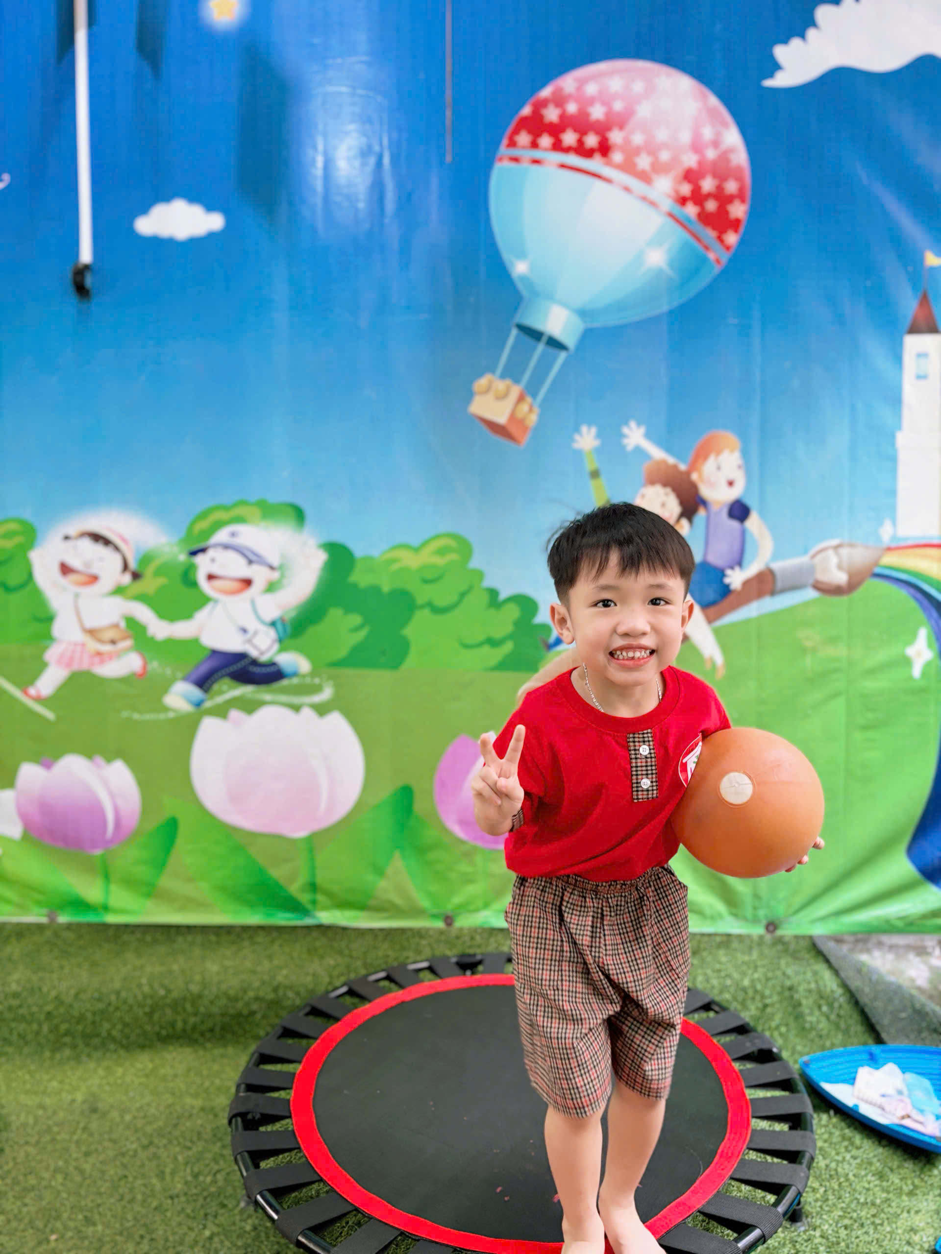 Hoạt động ngoài sân chơi
