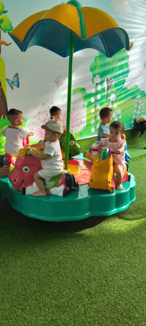 Hoạt động ngoài sân chơi